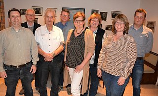 Markus Krogmeier, Norbert Brechmann, Siegfried Murke, Heinrich Sander jun., Eva Neisens, Evelyn Antpöhler, Astrid Zellermann und Henrik Thorwesten (v. l.) bilden den Vorstand der Ortsgemeinschaft Stukenbrock. - Karin Prignitz