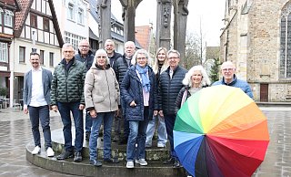 Die Organisatoren vom Seniorenbeirat und die Sponsoren freuen sich auf den Aktionstag beim "Herforder Frühling" auf dem Neuen Markt und hoffen, dass das Wetter mitspielt. - Claus Frickemeier