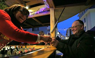 Auch bei Regen und Wind gingen viele Heißgetränke über die Theken. - Ilka Gülker