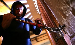 Hunde machten einen Nachbarn auf den Einbruch in einem Mehrfamilienhaus aufmerksam. - Jochen Tack