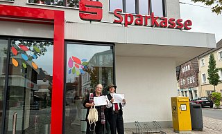 200 Unterschriften wurden für die Rückkehr des Auszugsautomaten in der Sparkassenfiliale an der Ostpreußenstraße. Betroffen sind unter anderem ältere Menschen. - Sevim Hangül 200 Unterschriften wurden für die Rückkehr des Auszugsautomaten in der Sparkassenfiliale an der Ostpreußenstraße. Betroffen sind unter anderem ältere Menschen. - Sevim Hangül