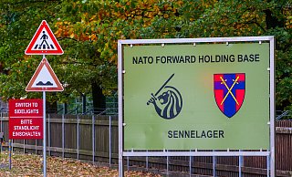 Drei Männer werden im Bereich der Normandy-Kaserne in der Nähe des gestohlenen Autos durch die Polizei gestellt werden. - Ralph Meyer