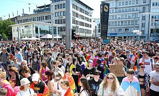 Bunt und fröhlich, aber auch von Übergriffen überschattet: Der CSD 2023 in Bielefeld. - Barbara Franke