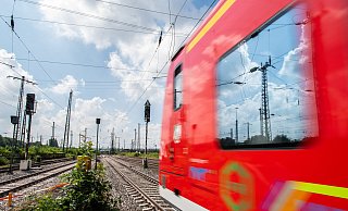 Zur anstehenden Fußball-EM in Deutschland wird auch die Sicherheit in den Regionalzügen NRWs erhöht. - dpa