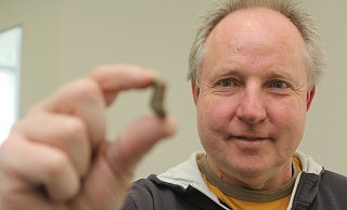 Archäologe Sven Spiong zeigt eine Tonscherbe aus Volmerdingsen, die wohl Teil eines Allzwecktopfs aus dem 12. Jahrhundert war. - Ulf Hanke