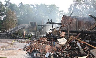 Am Freitagvormittag waren einige Feuerwehrkräfte noch mit Nachlöscharbeiten beschäftigt. - Madita Schellenberg