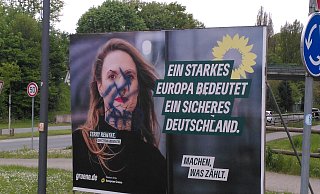 Auf das Plakat der Grünen zur Europawahl mit Spitzenkandidatin Terry Reintke am Kreisverkehr am Marktkauf Kosche in Delbrück haben Unbekannte ein Hakenkreuz aufgesprüht. - Regina Brucksch