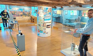 Museumsmitarbeiter Lars Großjohann und Leiter Alexander Schwerdtfeger-Klaus bauen die Schau auf. - Dieter Scholz