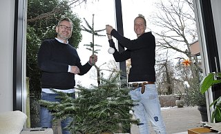 Angelika Südbrock und ihr Lebensgefährte Dirk Rinkens entscheiden sich seit Jahren ganz bewusst für einen krumm gewachsenen Weihnachtsbaum. - Rainer Stephan