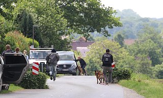 Der Moment des Zugriffs: Einsatzkräfte überwältigen den 42-Jährigen und nehmen ihn fest. - Claus Frickemeier
