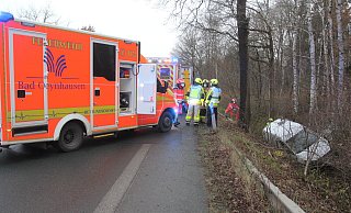 Der Fahrer eines Kleintransporters ist auf dem Weg nach Bad Oeynhausen quer über die Kanalstraße in Gegenrichtung in den Graben gerutscht. - Ulf Hanke