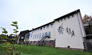 Zahlreiche Rettungs- und Sanitätskräfte wurden in der Nacht zu Sonntag zur Jugendherberge in Höxter gerufen. - David Schellenberg