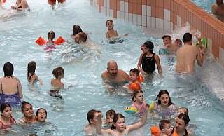 Im Wellenbad kommen auch die Jüngsten auf ihre Kosten. Eltern und große Geschwister haben ein wachsames Auge auf die Kinder, denn viele von ihnen können noch nicht schwimmen. - Claus Frickemeier
