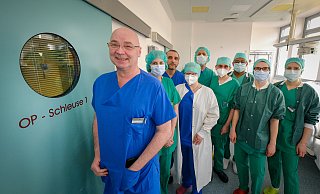 Nicht ohne mein Team: Niels Rahe-Meyer, Chefarzt der Klinik für Anästhesiologie und operative Intensivmedizin im Franziskushospital, trommelte fürs Foto schnell einige Kolleginnen und Kollegen zusammen. - Andreas Zobe