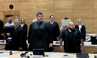 Der Präsident des inzwischen aufgelösten Hells Angels Charters steht mit seinen Verteidigern und vier mitangeklagten Rockern im Landgericht Bielefeld. - Jens Reichenbach