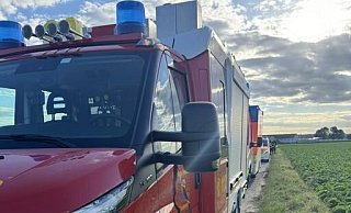 Zu einer Scheune am Stubbigweg in die Feldflur zwischen Borgentreich-Großeneder und Willebadessen-Eissen rückten die Einsatzkräfte am Samstagabend aus. - FFW Borgentreich