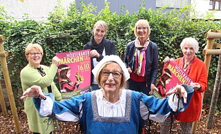 Der Märchentag-Arbeitskreis mit Marianne Fien als Frau Holle sowie den Organisatorinnen Karin Remmert (v.l.), Katharina Vötter, Annelie Holländer und Ursula Pauly. - Burkhard Battran