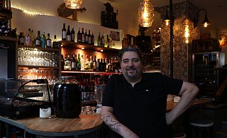 Gastwirt Eduardo Fernández-Terrones in seiner neuen Tapas-Bar Sevilla. - Holger Kosbab
