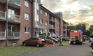 Bei Eintreffen der Einsatzkräfte an der Reinherstraße in Paderborn hatten sich die meisten Bewohner des Mehrfamilienhauses bereits ins Freie begeben. - Feuerwehr Paderborn