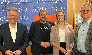 Frisch gewählt auf der OWL-Konferenz der SPD: Veith Lemmen (Mitte) wurde zum Vorsitzenden und Nora Wieners zur stellvertretenden Vorsitzenden bestimmt. Achim Post, Co-Vorsitzender der Landes-SPD (l.) und Helmut Lensdorf, SPD-Kreisverband Höxter, gehörten zu den ersten Gratulanten. - SPD Frisch gewählt auf der OWL-Konferenz der SPD: Veith Lemmen (Mitte) wurde zum Vorsitzenden und Nora Wieners zur stellvertretenden Vorsitzenden bestimmt. Achim Post, Co-Vorsitzender der Landes-SPD (l.) und Helmut Lensdorf, SPD-Kreisverband Höxter, gehörten zu den ersten Gratulanten. - SPD