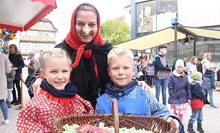 Märchenerzählerin Kathrin Polzin mit Linea (7) und Henry (7). - Burkhard Battran