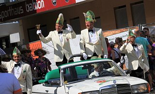 Beim großen Jubiläumsfest „111 Jahre Rosenmontagszüge in Steinheim“ feierten die Jecken im August im puren Sonnenschein – darunter auch Präsident Dominik Thiet und Vizepräsident Axel Remmert-Bobe im flotten StKG-Flitzer. - Madita Schellenberg