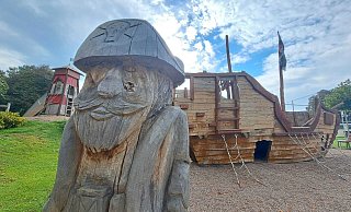 Piratenschiff und der Turm auf dem Kletterhügel sind nur zwei von vielen Spielelementen auf dem Generationen-Platz "Bürgerwiese" in Bredenborn. - Madita Schellenberg