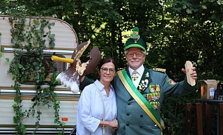Das neue Schloß Neuhäuser Königspaar Monika und Markus Husemann präsentiert stolz die Reste des kurz zuvor abgeschossenen Holzvogels. - Moritz Jülich