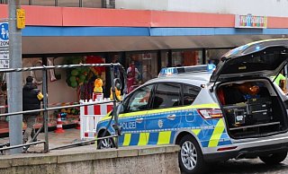 Die Polizei riegelte die Zufahrt zur Hufschmiede ab und sperrte den Unfallort im Hintergrund mit Flatterband ab. - Patrick Schwemling