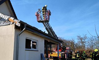 Die Feuerwehr musste ein Übergreifen der Flammen auf das Wohnhaus verhindern. - Feuerwehr Langenberg