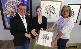 Herman Reichold entwarf zusammen mit seiner Assistentin Lara Wenzel sein 24. Libori-Motiv und würdigt damit die Schausteller. Es hängt in Matthias Thaters (li) Stadtbüro in der Grube. - Janina Pietruschka