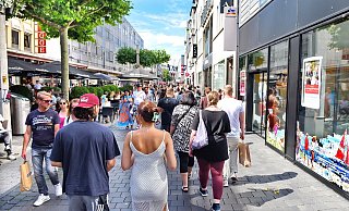 Am frühen Nachmittag war die Bahnhofsstraße während der Veranstaltung "Hut ab" am vergangenen Wochenende noch gut gefüllt, abends kamen aber kaum noch Kunden in die Geschäfte. - Barbara Franke