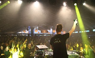 Die Menge ist begeistert: Beim Blama im Serptember 2022 sorgte DJ Robin für Stimmung im Zelt von Meiers Deele. - Felix Schwien