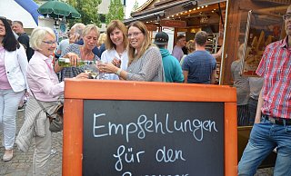 Bild vom Abendmarkt 2019: Die Veranstaltung kam gut an bei den Besuchern. Wegen Corona darf jetzt aber nur eine bestimmte Anzahl an Menschen auf den Barmeierplatz. - Mareike Patock