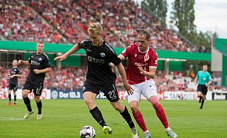 Mattes Hansen gab im DFB-Pokal in Cottbus sein Startelfdebüt für den SCP und machte auf der Doppelsechs ein gutes Spiel. Hier setzt er sich gegen Phil Halbauer durch. - IMAGO/Fotostand