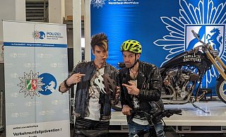 Die beiden Magier Chris (l.) und Andreas Ehrlich aus Bünde machen in einem Videoclip darauf aufmerksam, wie wichtig es ist, einen Fahrradhelm zu tragen. Foto: Polizei Herford - Polizei Herford