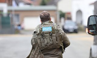 Ein Sondereinsatzkommando der Polizei stürmte am Freitagmorgen, 17. Mai, eine Wohnung in der Herforder Graf-Kanitz-Straße. - Claus Frickemeier