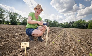 Daniela Haferkorn von "meine ernte" auf dem Acker an der Alten Wassermühle zu Bentrup: Hier können die Bielefelder jetzt Gemüsegärten mieten. - Oliver Krato