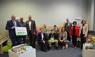 Daniel Hartmann (v. l.), Jan Sommer, Christian Goeken, Ina Brandes, Chiara Bergmann, Felix Kornhoff, Luca Merkel, Anna Katharina Bölling, Christian Haase, Claudia Koch und Brigitte Labs-Ehlert freuen sich auf rund 100 kulturelle Veranstaltungen bei der LGS in Höxter. - Nicole Fischer