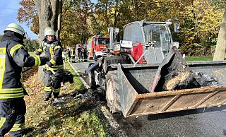 Einsatzkräfte der Feuerwehr hatten den Brand des Laders auf der Straße Zur Flammenmühle schnell unter Kontrolle. - Thorsten Heß