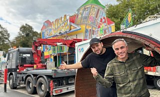 Bei den Aufbauarbeiten: Marktmeister Manuel Schneider (rechts) und Schausteller Arno von Olnhausen stehen am Dienstag vor der fast schon fertig errichteten "Villa Wahnsinn". Das Fahrgeschäft ist eines von vier Neuheiten bei der Michaeliskirmes in Gütersloh. - Christian Bröder