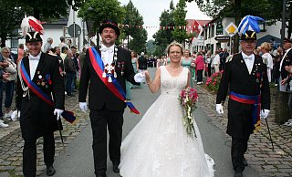 Das Königspaar Sebastian und Marion Ebbers mit Schützenoberst Andreas Ebbers und Oberst-Adjutant Michael Nolte. - Johannes Büttner