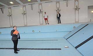 Vor drei Jahren war im Hallenbad ein neuer Hubboden eingebaut worden. Schwimmmeister Mike Fonas stellte die Technik damals auch Bürgermeister Bert Honsel und Werkleiter Christoph Flieder vor. - Archiv Joern Spreen-Ledebur