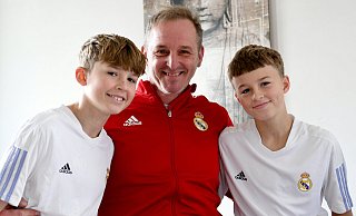 Wenn der Vater mit den Söhnen: Miles Fucik (v. l.), Markus Fucik und Marvin Fucik, hier in ihrer Wohnung in Minden. - Jürgen Krüger