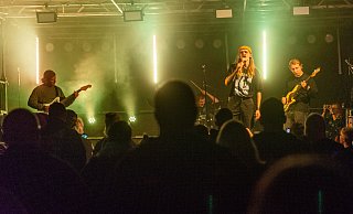 Die Band „Amber“ ist zum dritten Mal bei Schweicheln Rock City dabei und sorgt mit ihren Songs zwischen Punk und Indiepop für Stimmung vor der Bühne. - Ralf Bittner