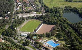 Das Hermann-Löns-Stadion mit seinem Sportgebäude (im Vordergrund links) soll umgestaltet werden - bleibt es Heimat für den SC Aleviten? - Archivfoto: Gerd Vieler