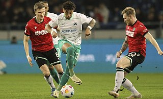 Fabian Kunze (l.) und Andreas Voglsammer (r.) kickten schon beide für Arminia Bielefeld. Jetzt kehren sie mit Hannover 96 zurück auf die Alm. - IMAGO/Claus Bergmann