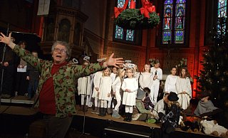 Chorleiterin Annegret Blomeyer freut sich, dass alles so gut geklappt hat. Im Hinterrund ist ein Teil des Chores zu sehen vom Musical "Die Räuber von Bethlehem". - Karsten Schulz