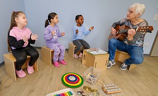 Maria Storck musiziert mit den Kindern aus der Kita Traumheide in Baumheide. An diesem Tag sind Artemis, Annoluwa und Heliana (von links) dabei. - Andreas Zobe