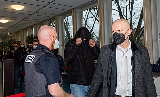 Der Angeklagte (M) im Prozess um den Unfalltod des serbischen Sängers Saban Saulic, kommt mit seinem Anwalt Jerrit Schöll in den Sitzungssaal des Amtsgerichts in Gütersloh. - picture alliance/dpa